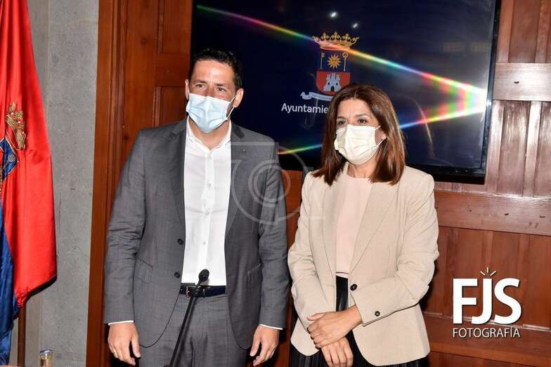 Carmen Hernández y Héctor Suárez el pasado jueves antes del Pleno en el que el segundo presentó su renuncia como alcalde/Francisco Javier Santana.